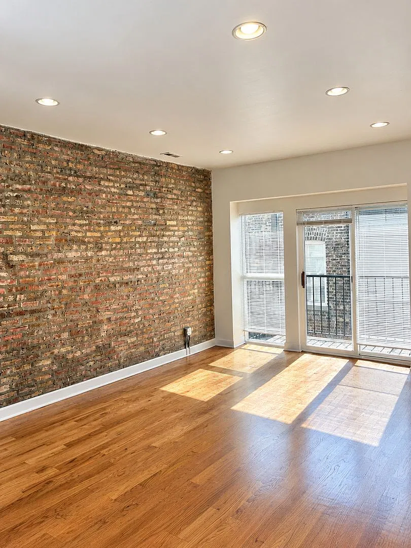 West Rogers Park Apartments With In-Unit Laundry and Exposed Brick — Photo 4