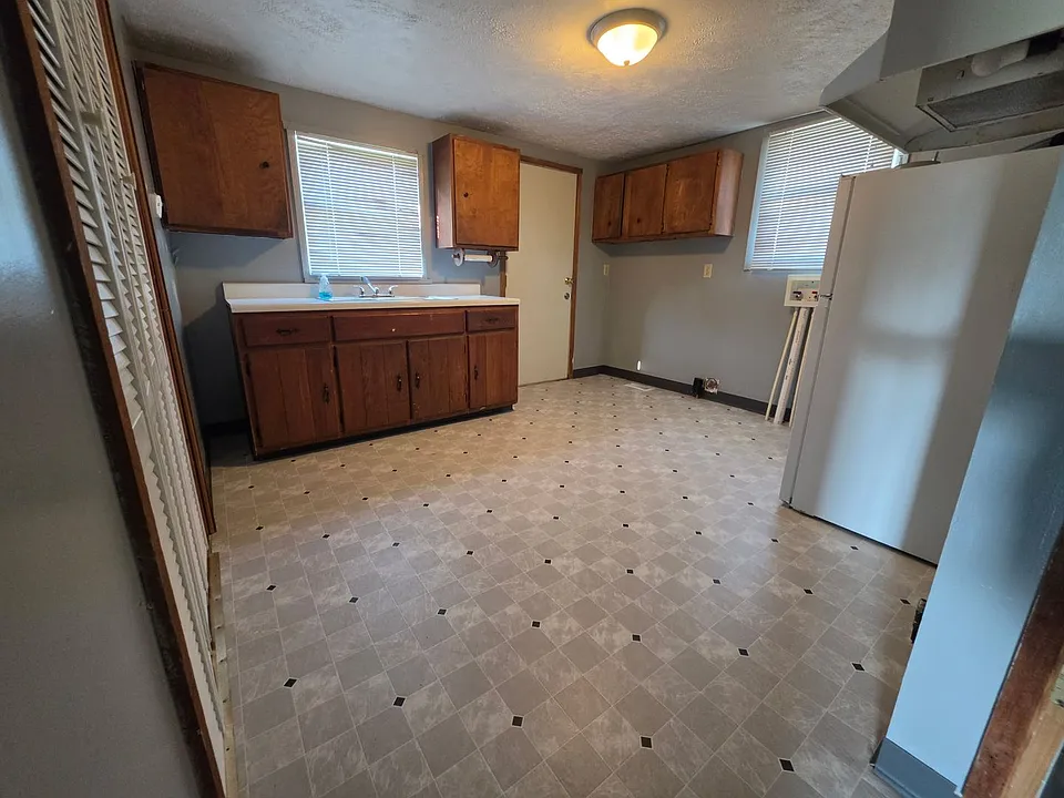 309 W 8th St