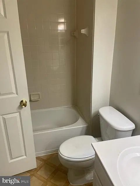 2 bed, 3.0 bath, 1268 sqft, $2,400 — Photo 3