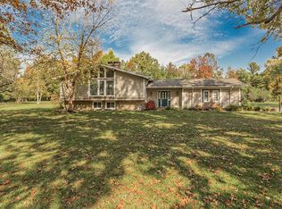 105 N Strawberry Ln, Moreland Hills, OH