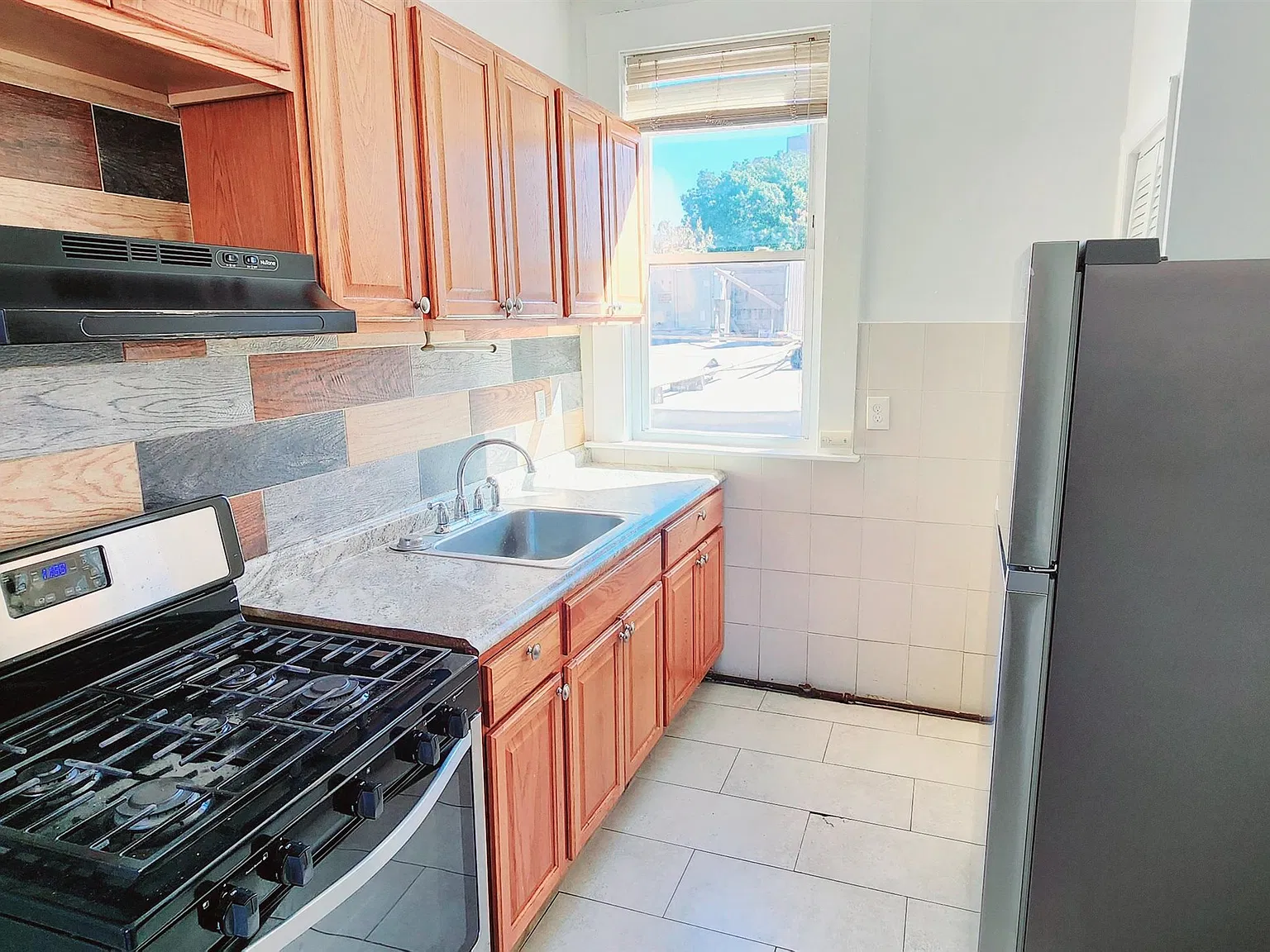 2 bed, 1.0 bath, 850 sqft, $2,100 — Photo 2
