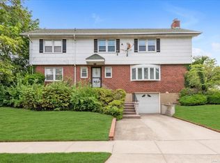 7855 Park Dr E, Flushing, NY 11367