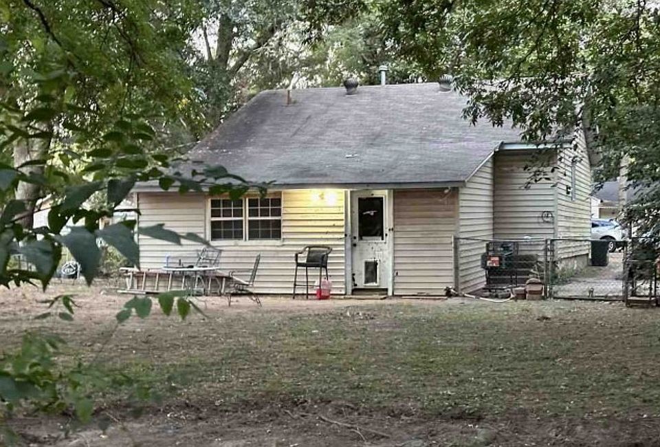 2nd image of 3306 Beech St