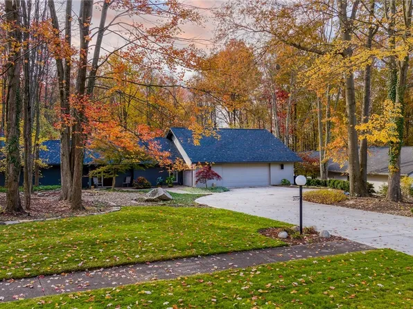 21791 Meadows Edge Ln, Strongsville, OH 44136