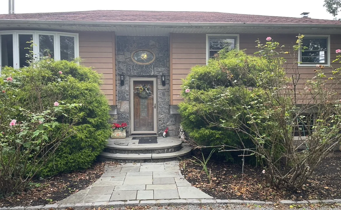 3 bed, 1300 sqft, $3,999 — Photo 1
