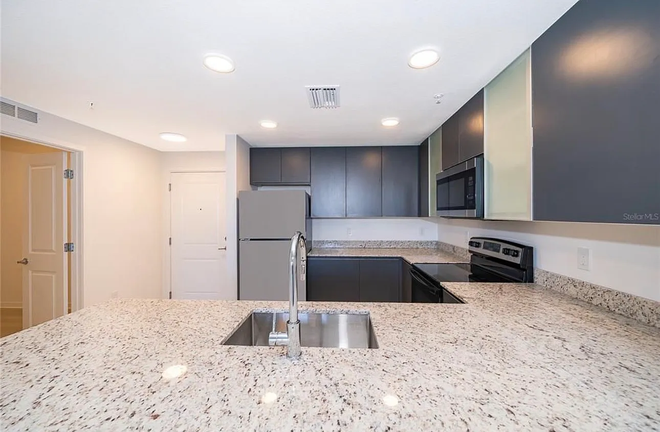 3 bed, 1050 sqft, $1,850 — Photo 3