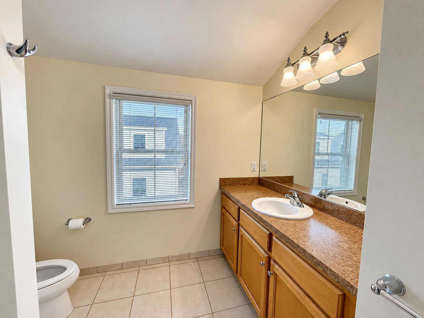3 bed, 2.5 bath, 1750 sqft, $3,650 — Photo 4