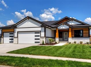 16223 Airline Ct, Urbandale, IA 50323