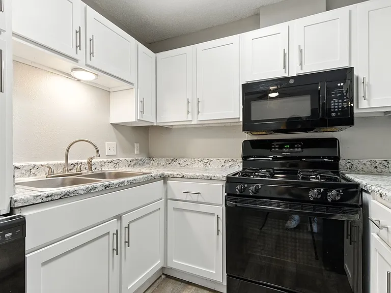 Brookwood on 86th - Move-In Today and Receive a $500 Visa Gift Card! — Photo 29