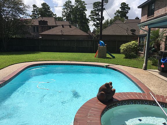 Newly refinished pool/hot tu