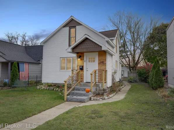 238 E 10th St, Traverse City, MI 49684