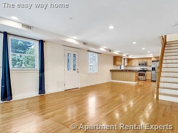 3 bed, 2.5 bath, 1700 sqft, $4,200 — Photo 4