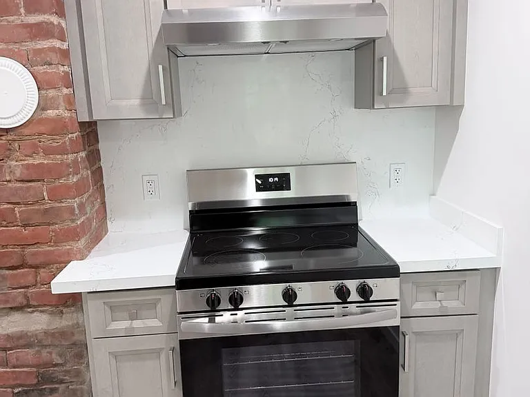 910 York St — Photo 1