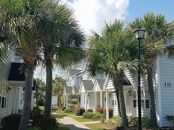 Beachy landscaped entrance