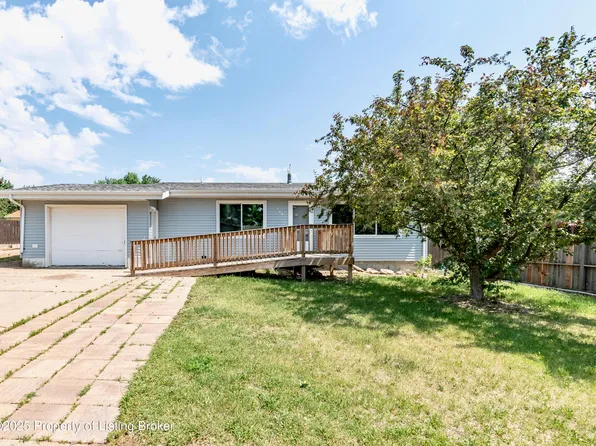 748 8th Ave E, Dickinson, ND 58601