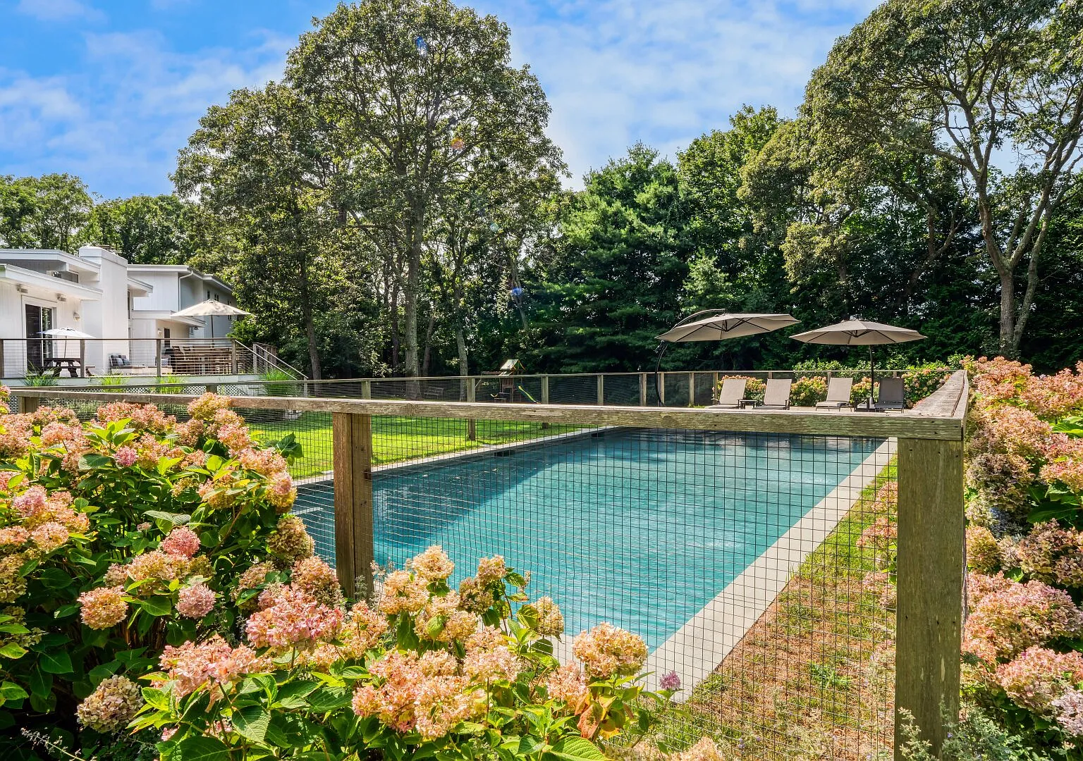 Renovated ranch, heated pool, hot tub, close to Georgica Beach — Photo 2