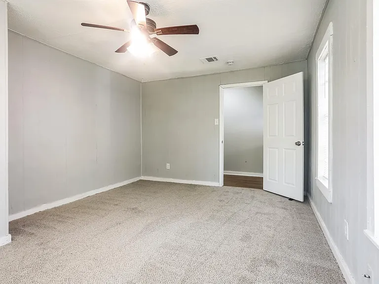 912 Clifton St — Photo 11