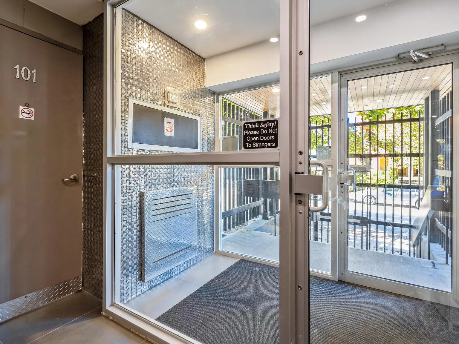 Clarence Street Apartments — Photo 3