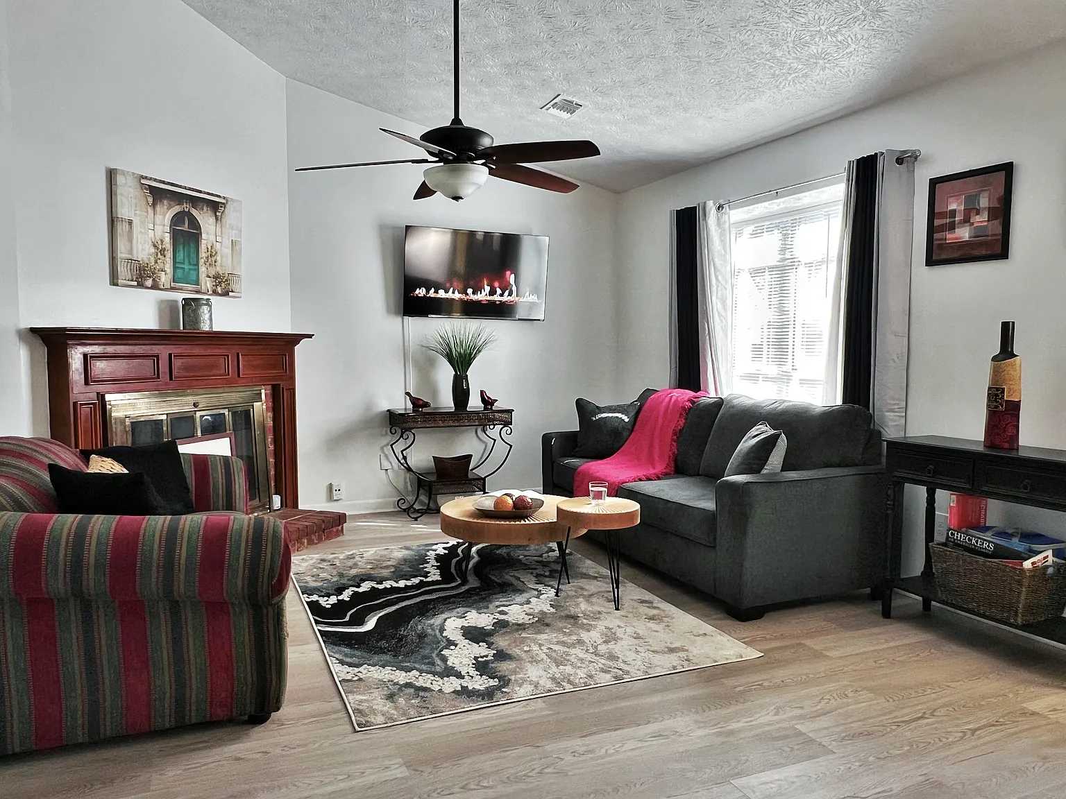 3 bed, 1049 sqft, $3,295 — Photo 2