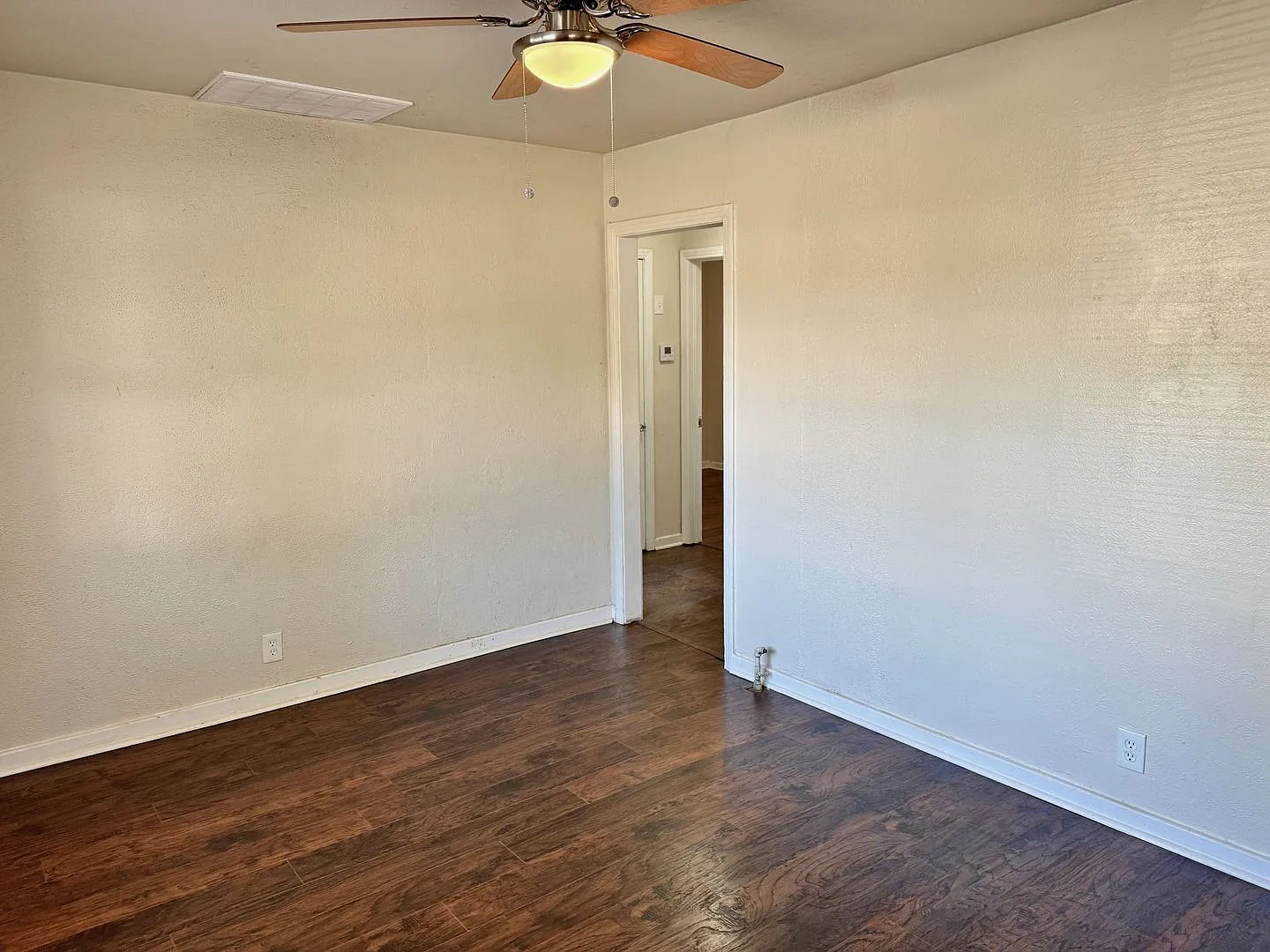 Cute 3 Bed 1 Bath home in Sunnyside Heights — Photo 4