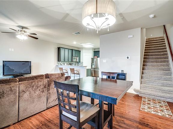 4th image of 307 S Kealy Ave