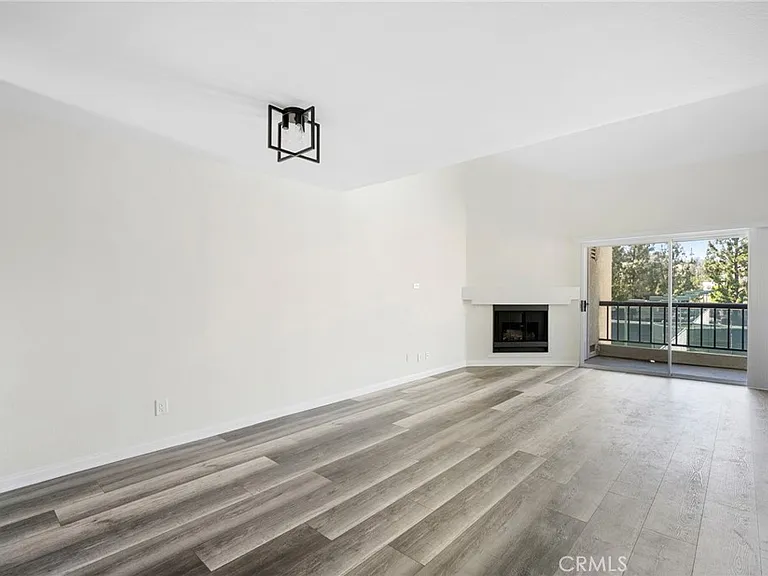 5565 Canoga Ave #307 — Photo 6