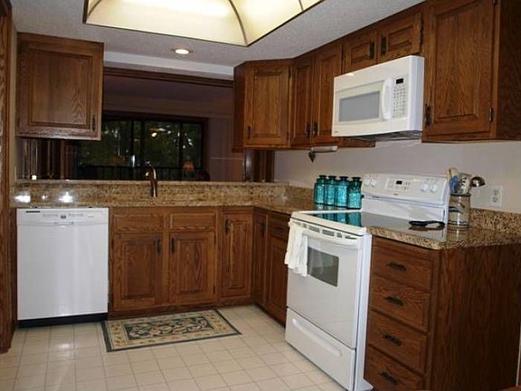 Kitchen w/granite