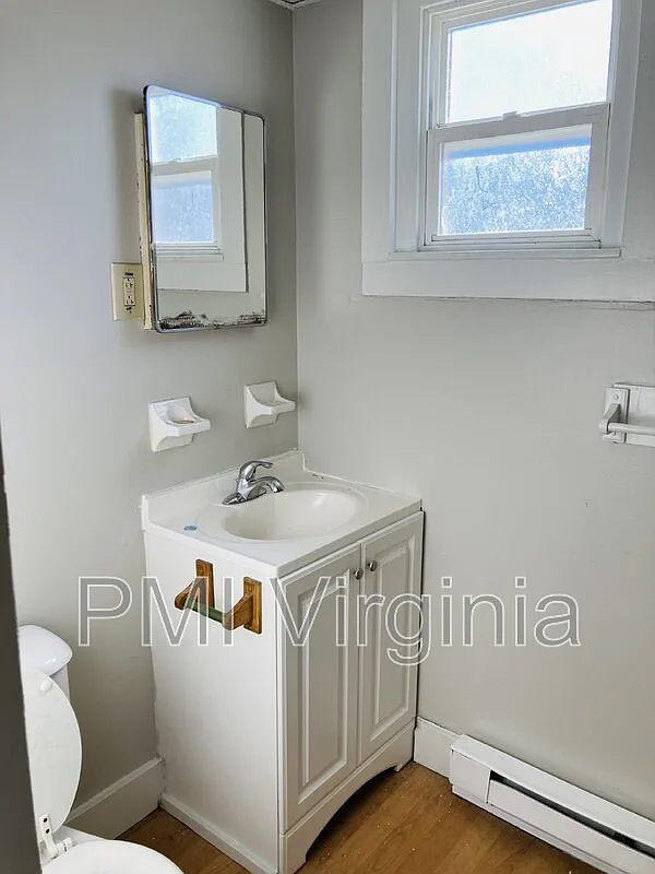 2 bed, 1.0 bath, 800 sqft, $995 — Photo 2
