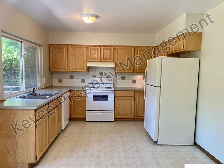 2805 Redwing Rd — Photo 5