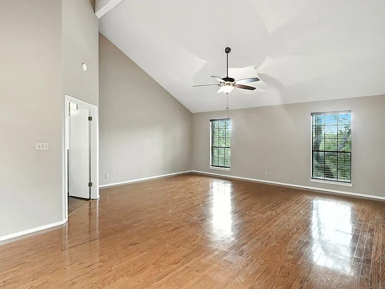 19415 Encino Smt — Photo 2