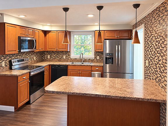 2nd image of 8 Gentian Dr