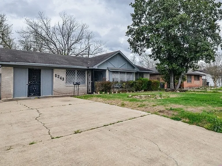 5243 Greylog Dr — Photo 2