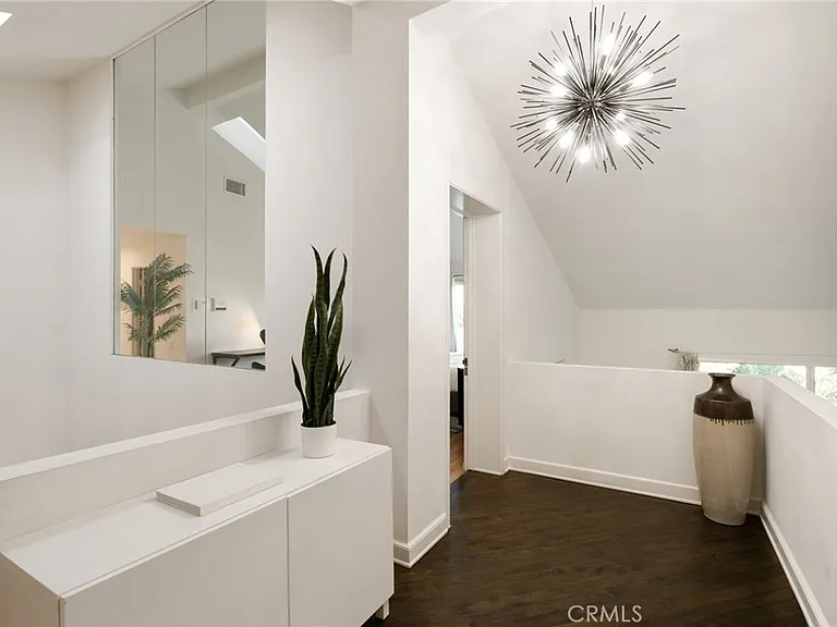 1447 N Kings Rd — Photo 15