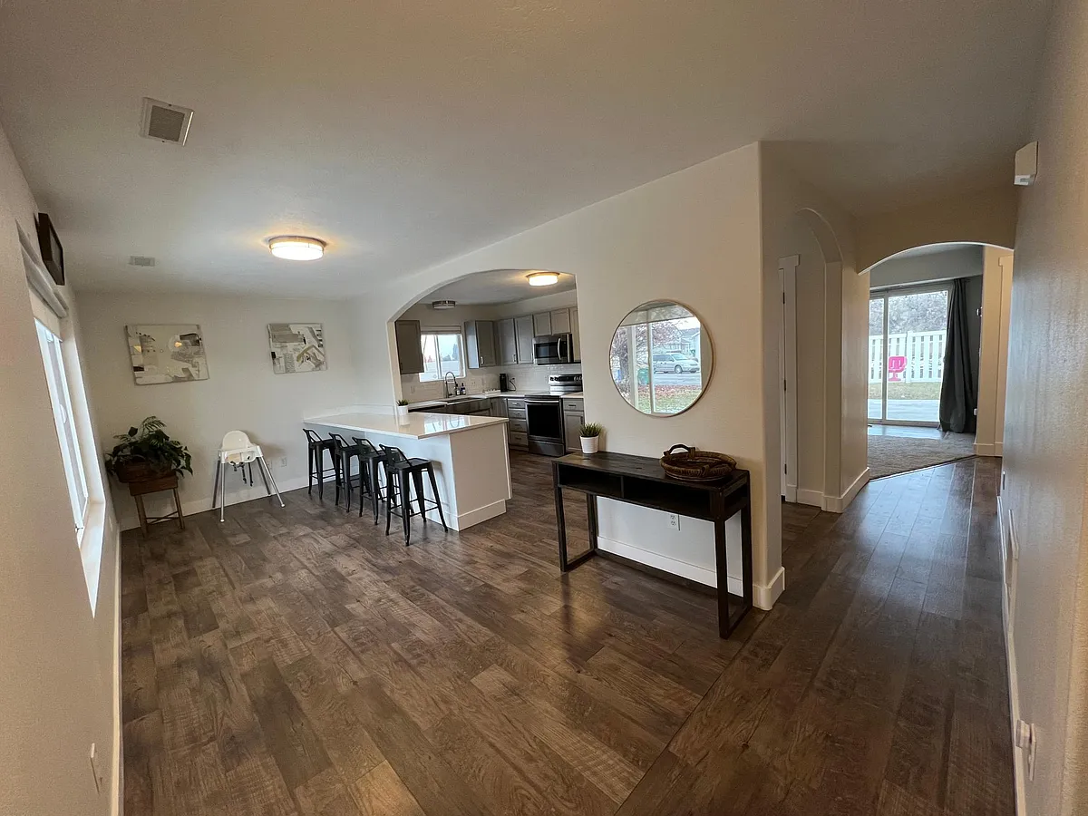 Building Photo - 589 W Lakeview Dr