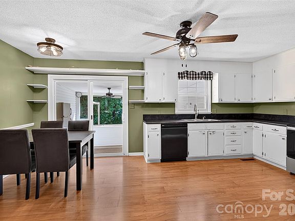 4th image of 304 Hickory Ln