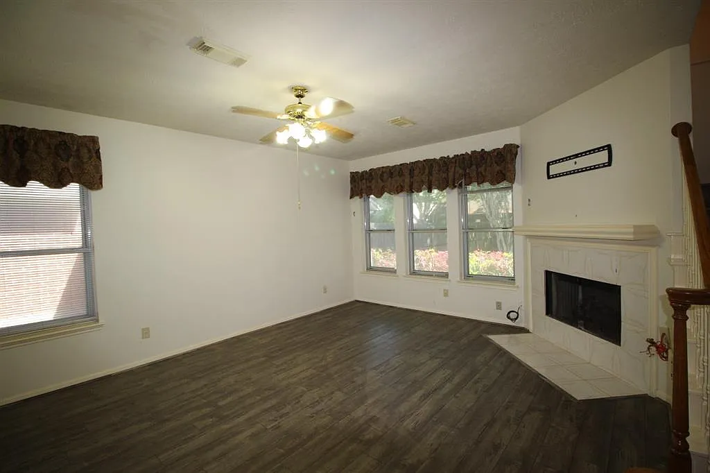 02Living - 16411 Ember Hollow Ln