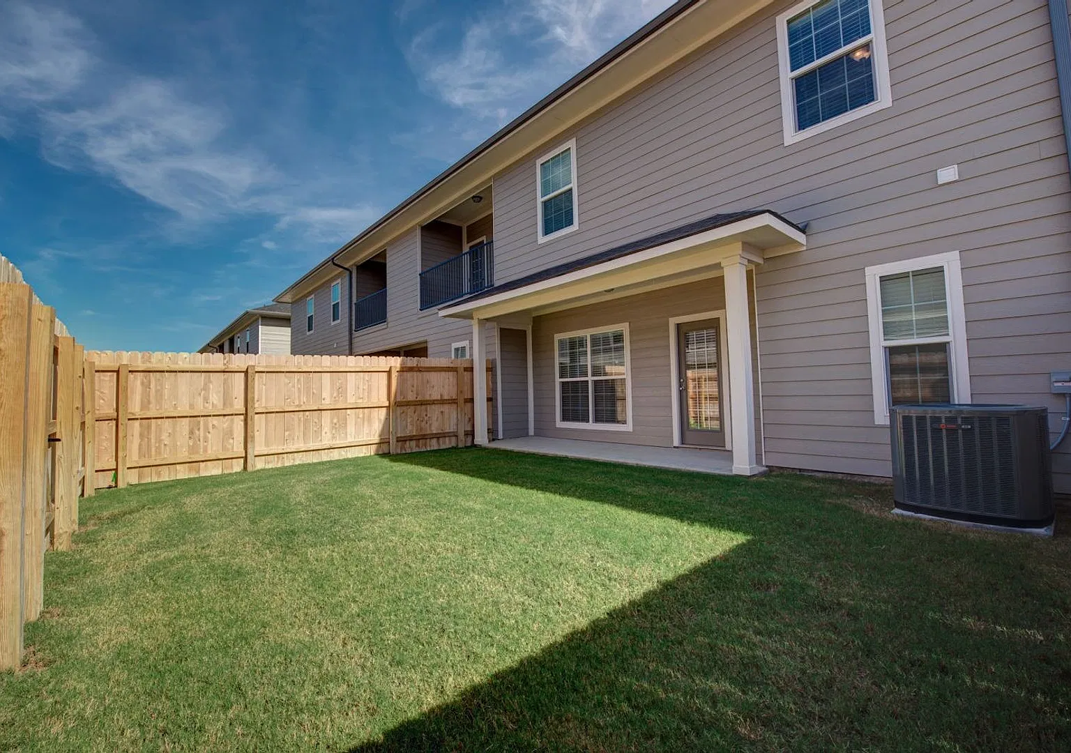 Gorgeous 4 Bed/4.5 Bath Townhome in South College Station! — Photo 3