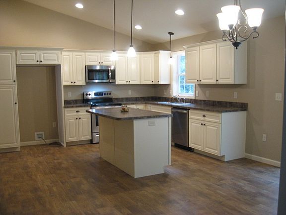  Kitchen/Vaulted Ceilings