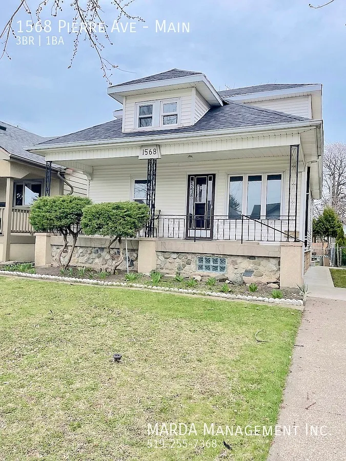 Charming 3 Bed/1 Bath In Walkerville + Hydro! — Photo 1