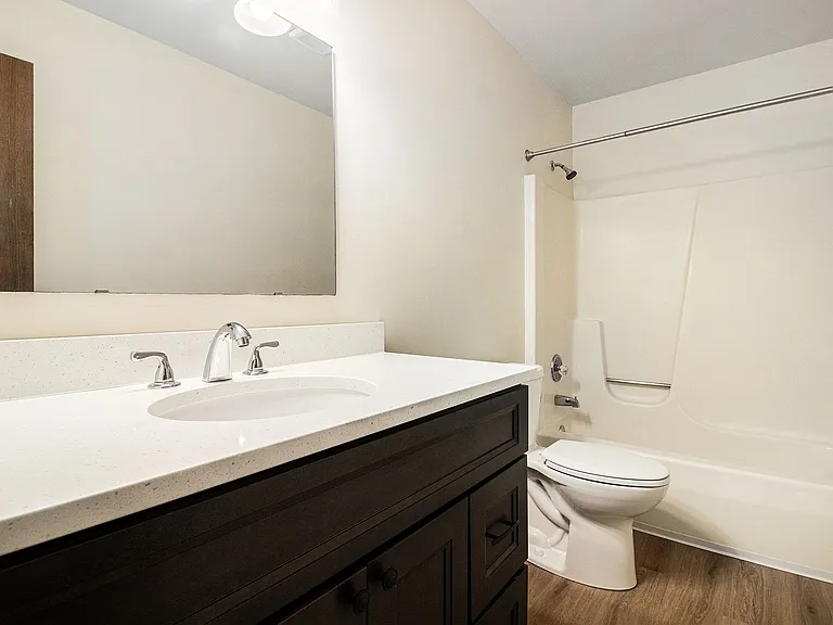 Maple Leaf Apartments — Photo 9