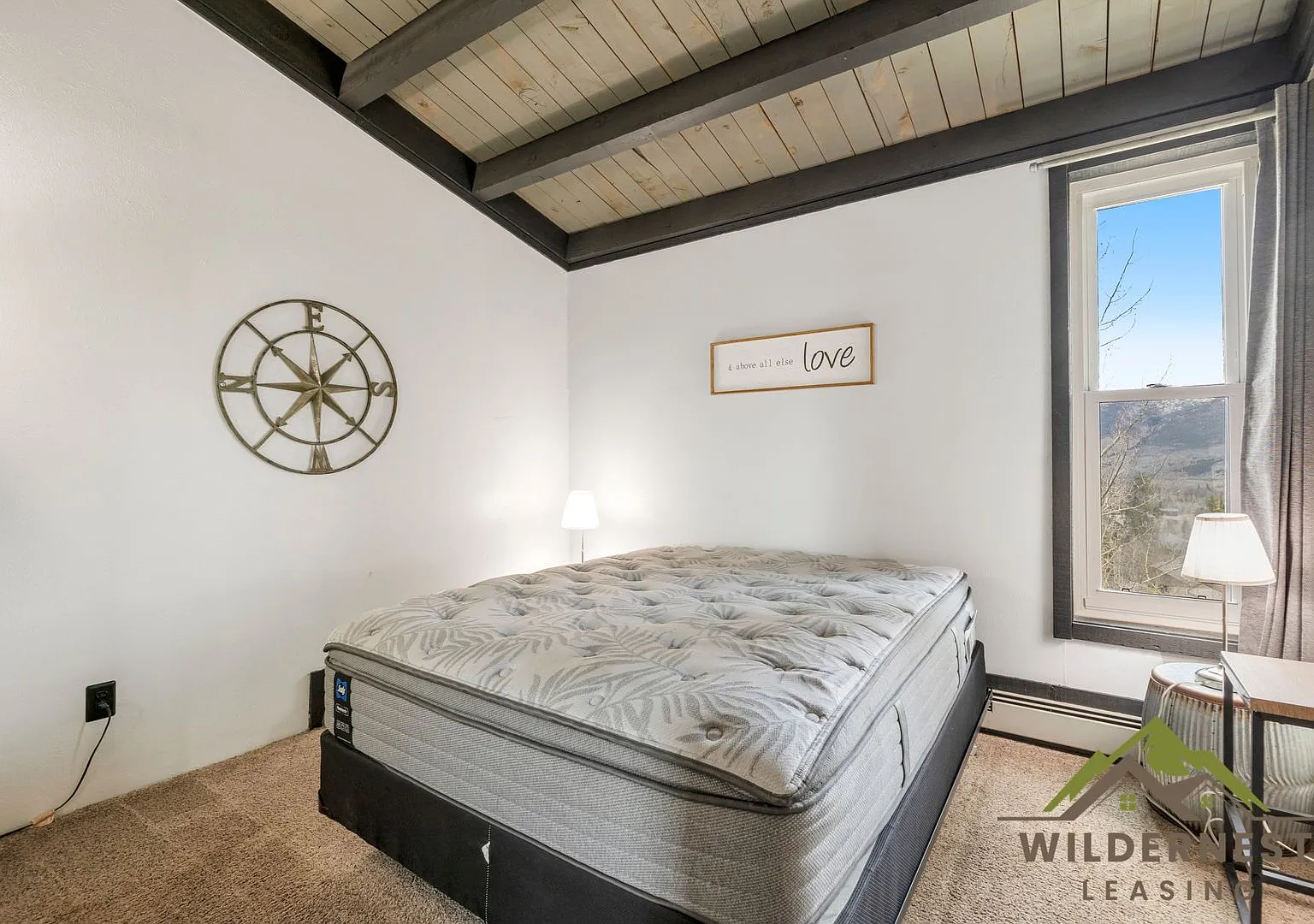 Treehouse Condo - 3rd floor Modern 2 Bedroom + Loft 1 Bath- Tastefully furnished — Photo 4