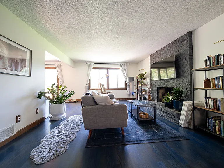 1581 Woodside Ct NE — Photo 4
