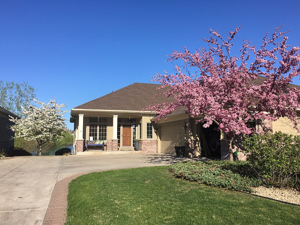 Great curb appeal with overs