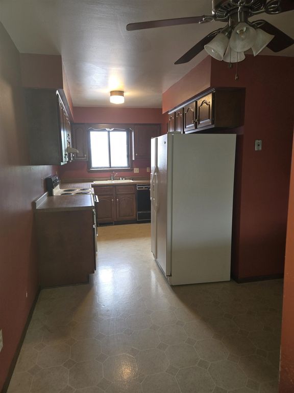 890 Bishop Ct, Fond Du Lac, WI - More