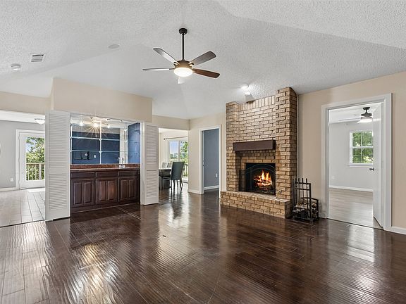 4th image of 801 Country Club Pl