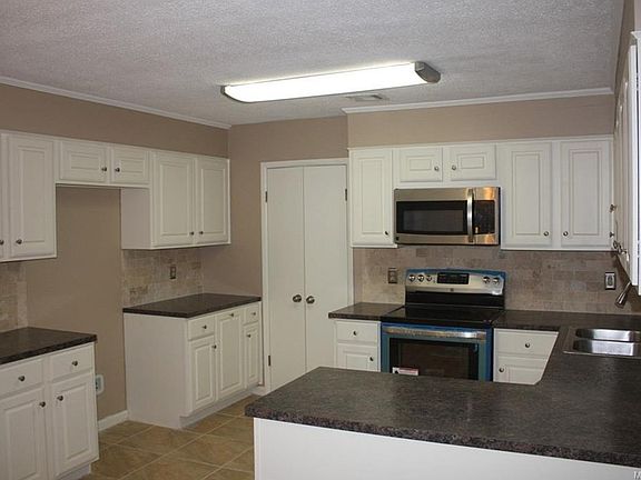 4th image of 3001 Medford Ln