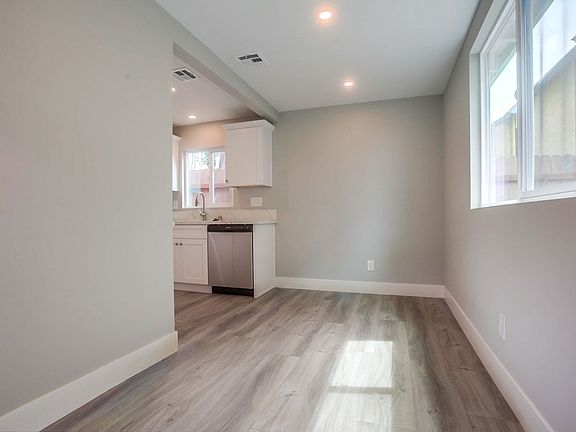 4th image of 3266 Eureka Pl #B
