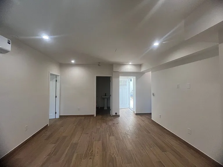 6903 Fulton Ave — Photo 9