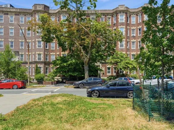 131 Park Dr APT 44, Boston, MA 02215