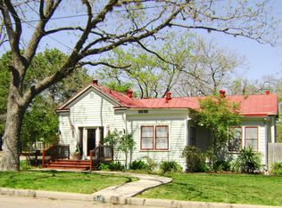 318 W Morse St, Fredericksburg, TX 78624